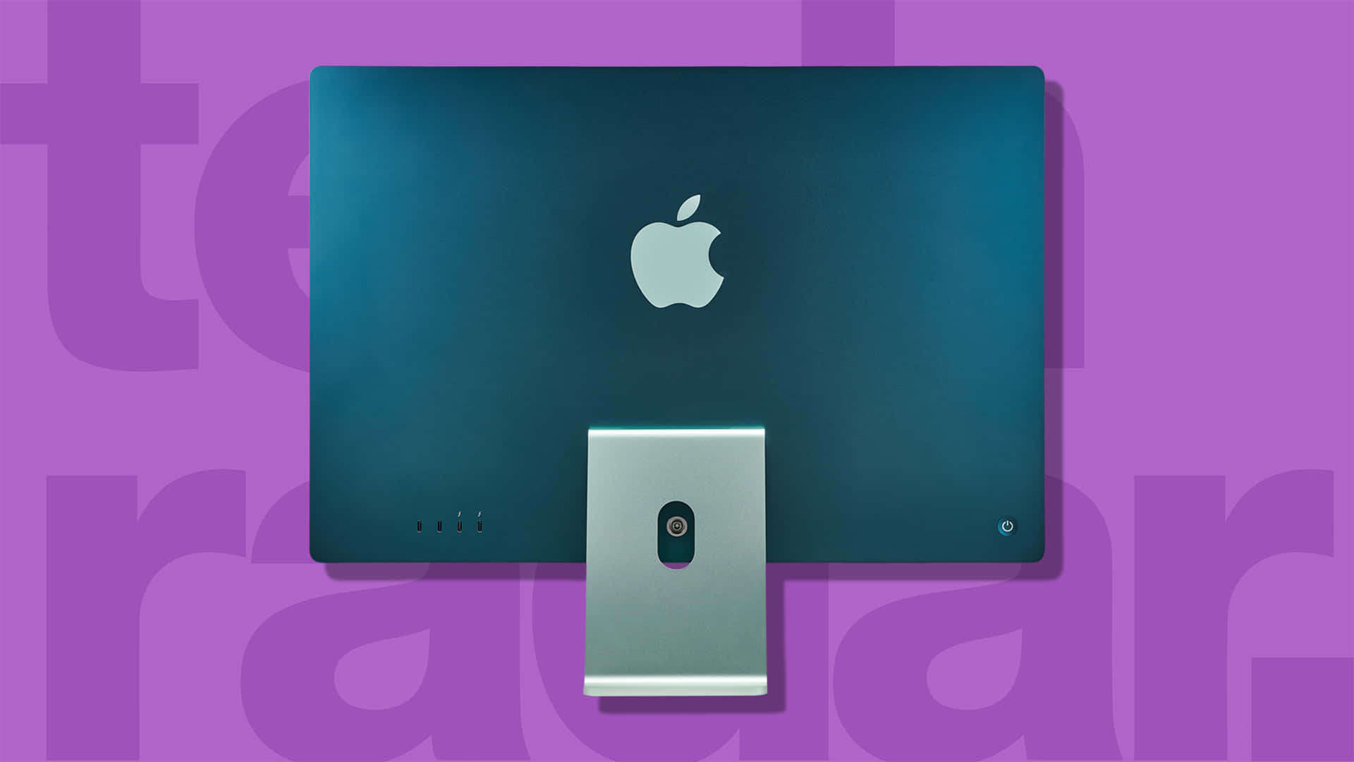 現代工作站上的高科技電腦設置 壁紙 — 一部時尚的青色 Apple iMac 配銀色支架，置於充滿活力的紫色背景前，帶有模糊文字。