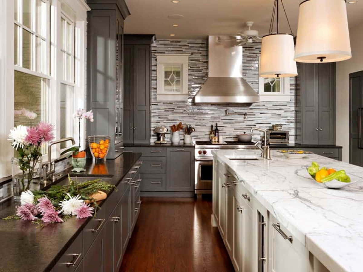 Kitchen Design 桌布 壁紙 — 現代廚房，灰色櫥櫃，白色大理石枱面，馬賽克瓷磚防濺板，沐浴在自然光中。