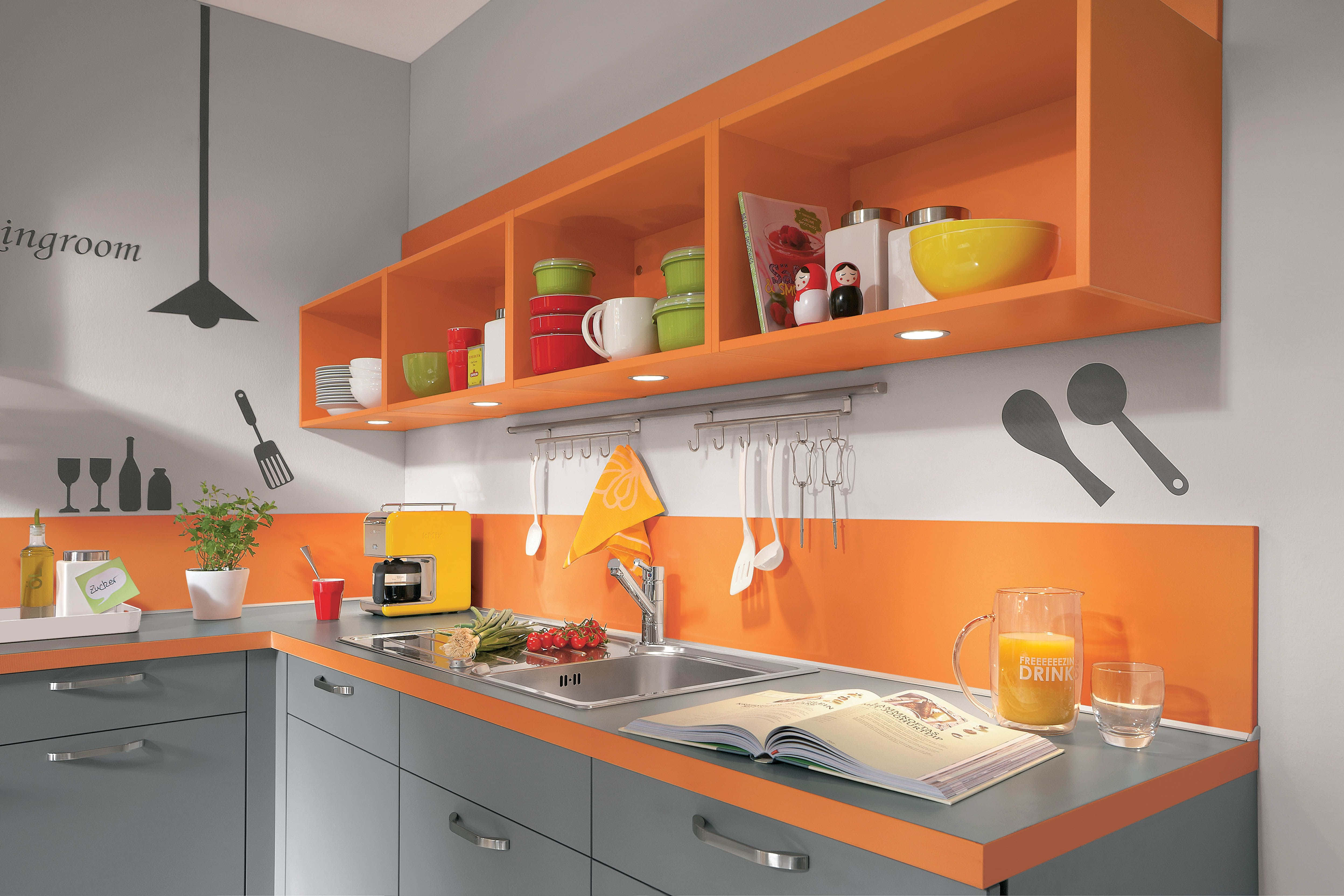 Kitchen Design 桌布 壁紙 — 現代廚房，設有充滿活力的橙色層架，擺放色彩繽紛的碗和馬克杯，搭配灰色櫥櫃和白色牆壁。