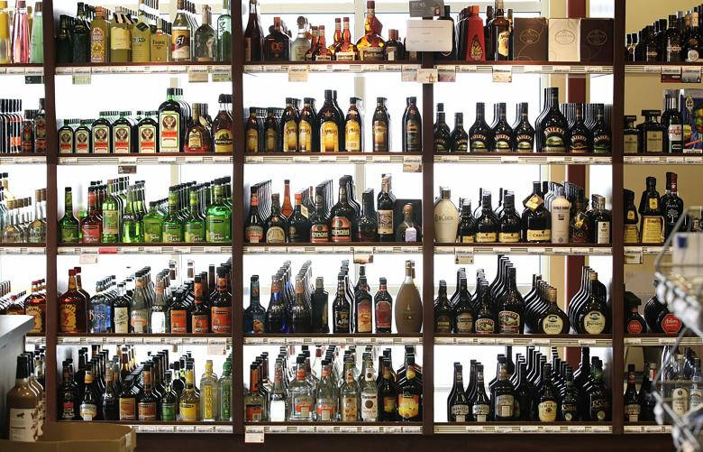 商店內木架上排列的酒瓶。