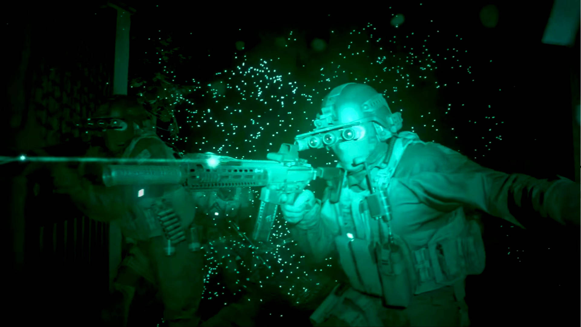 兩名身穿夜視裝備的士兵在黑暗環境中開火。