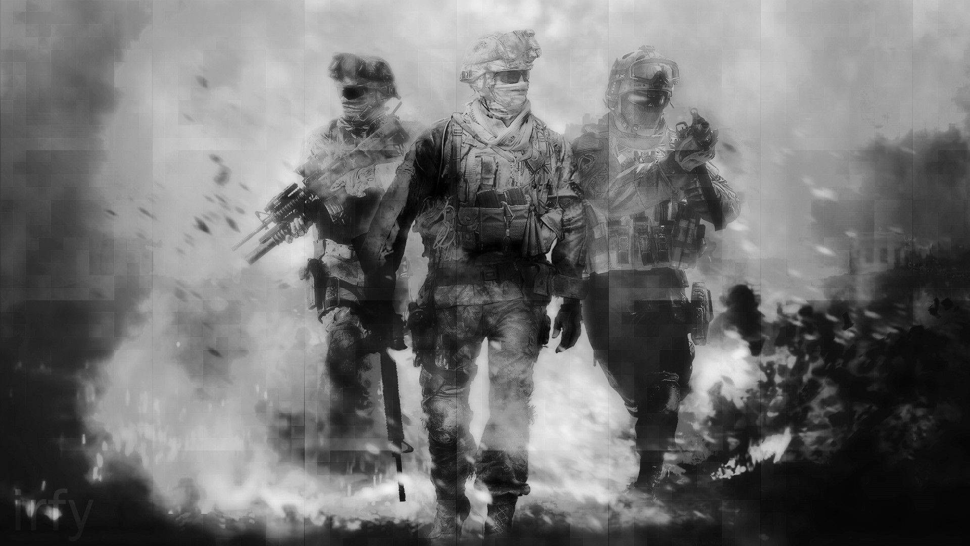 三名身穿戰鬥裝備的士兵穿過煙霧和火焰。