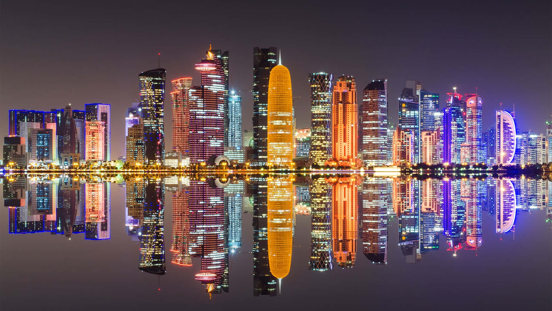 Qatar 桌布 壁紙 — 現代摩天大樓的耀眼夜景，充滿活力的霓虹燈完美倒映在平靜的水面上。