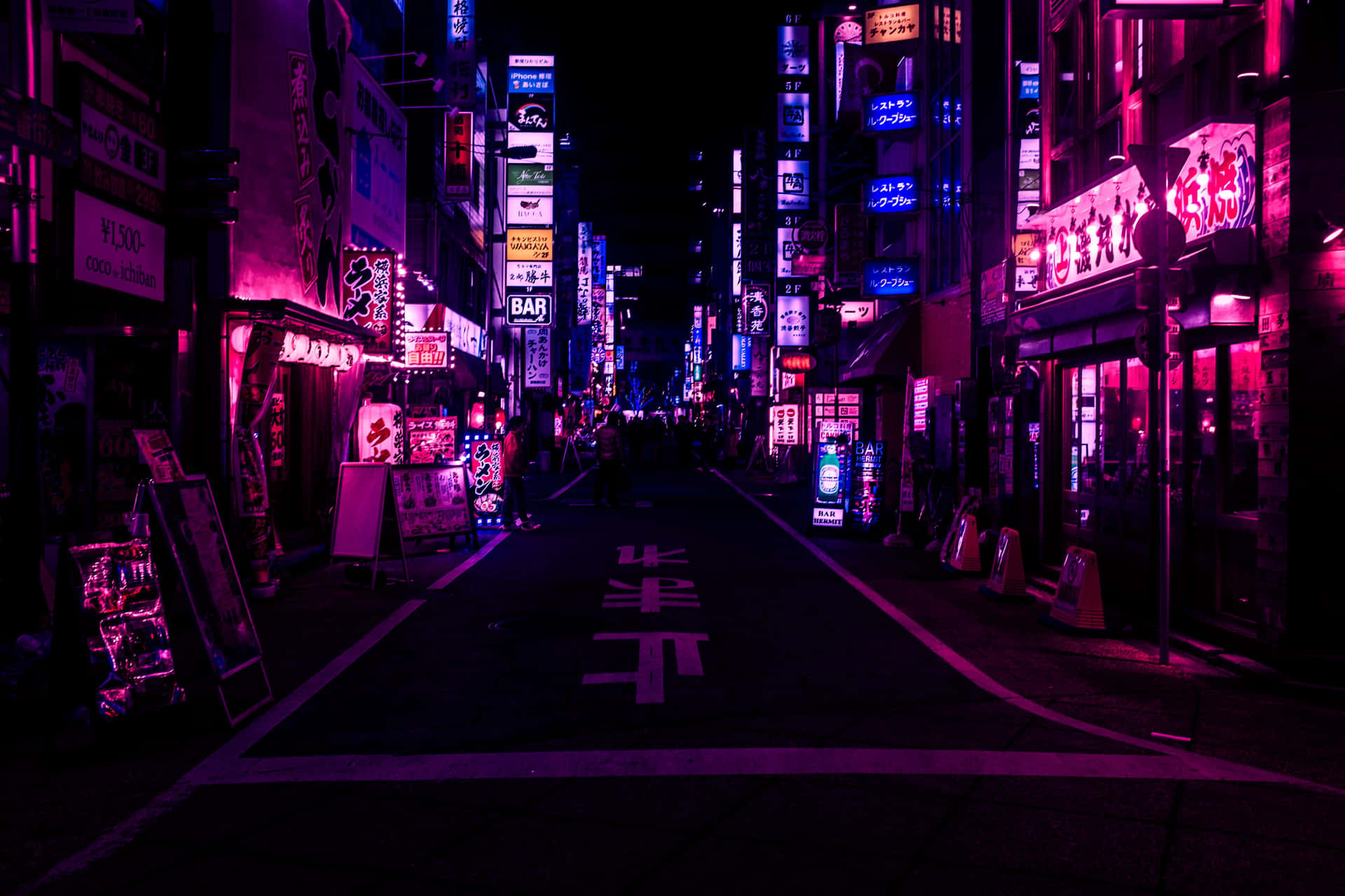 夜晚的東京小巷，霓虹燈照亮，招牌發光，路面潮濕。