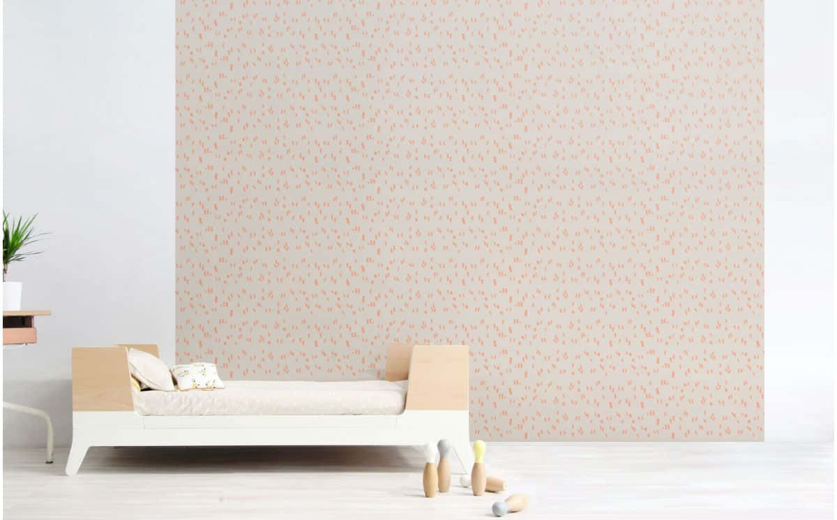 一個兒童房，配有白色床和蜜桃色花卉壁紙。