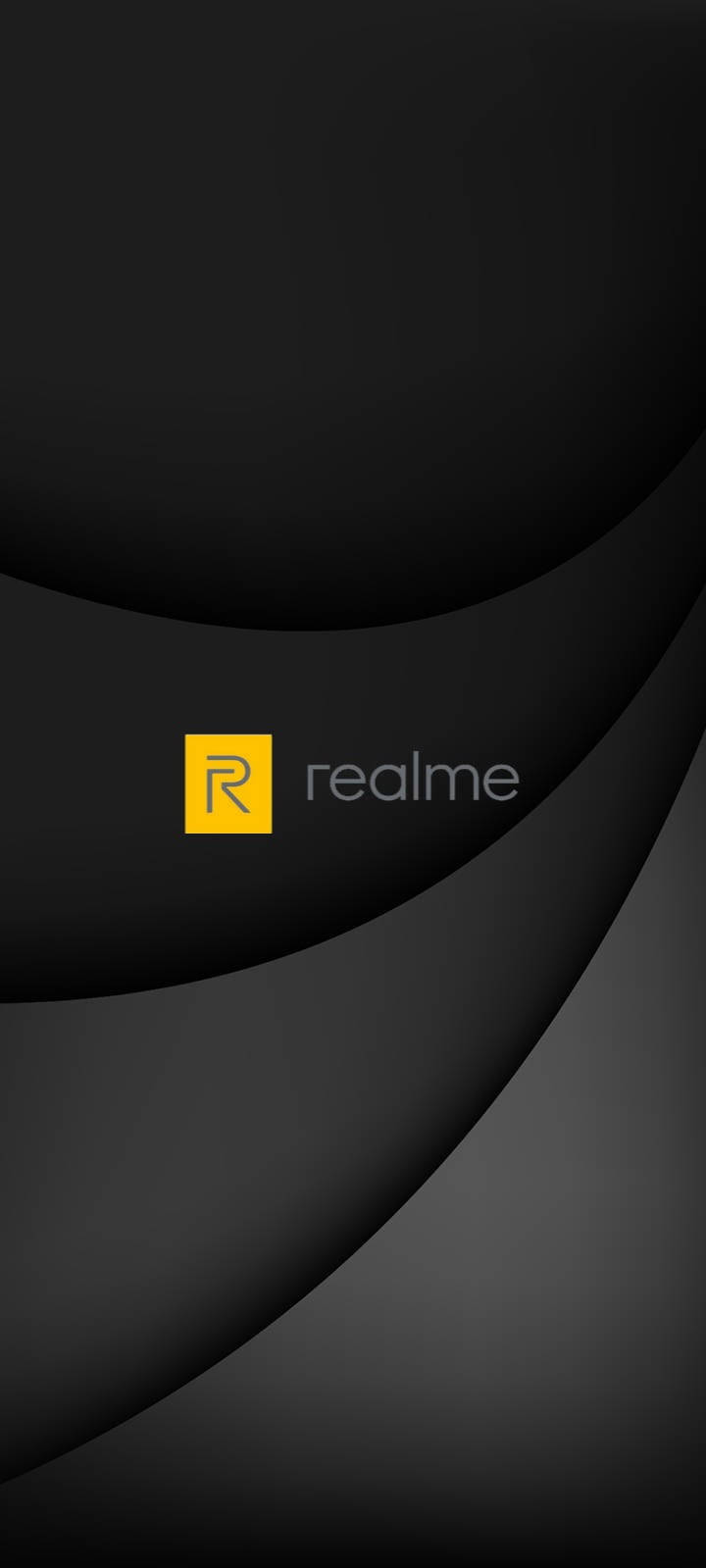 realme 標誌在時尚黑色弧形背景上，帶有柔和灰色漸變。