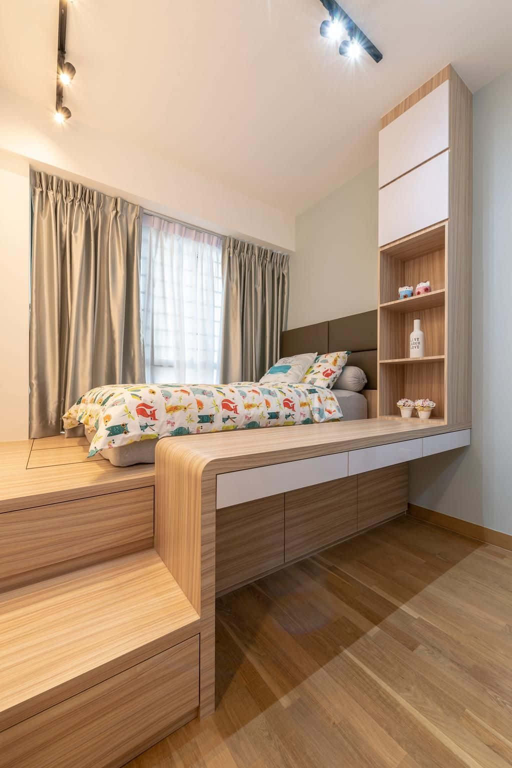 Minimalist Design 桌布 壁紙 — 現代木製平台床，配有色彩繽紛的動物印花床上用品和內置儲物架，在溫暖的吊燈下。