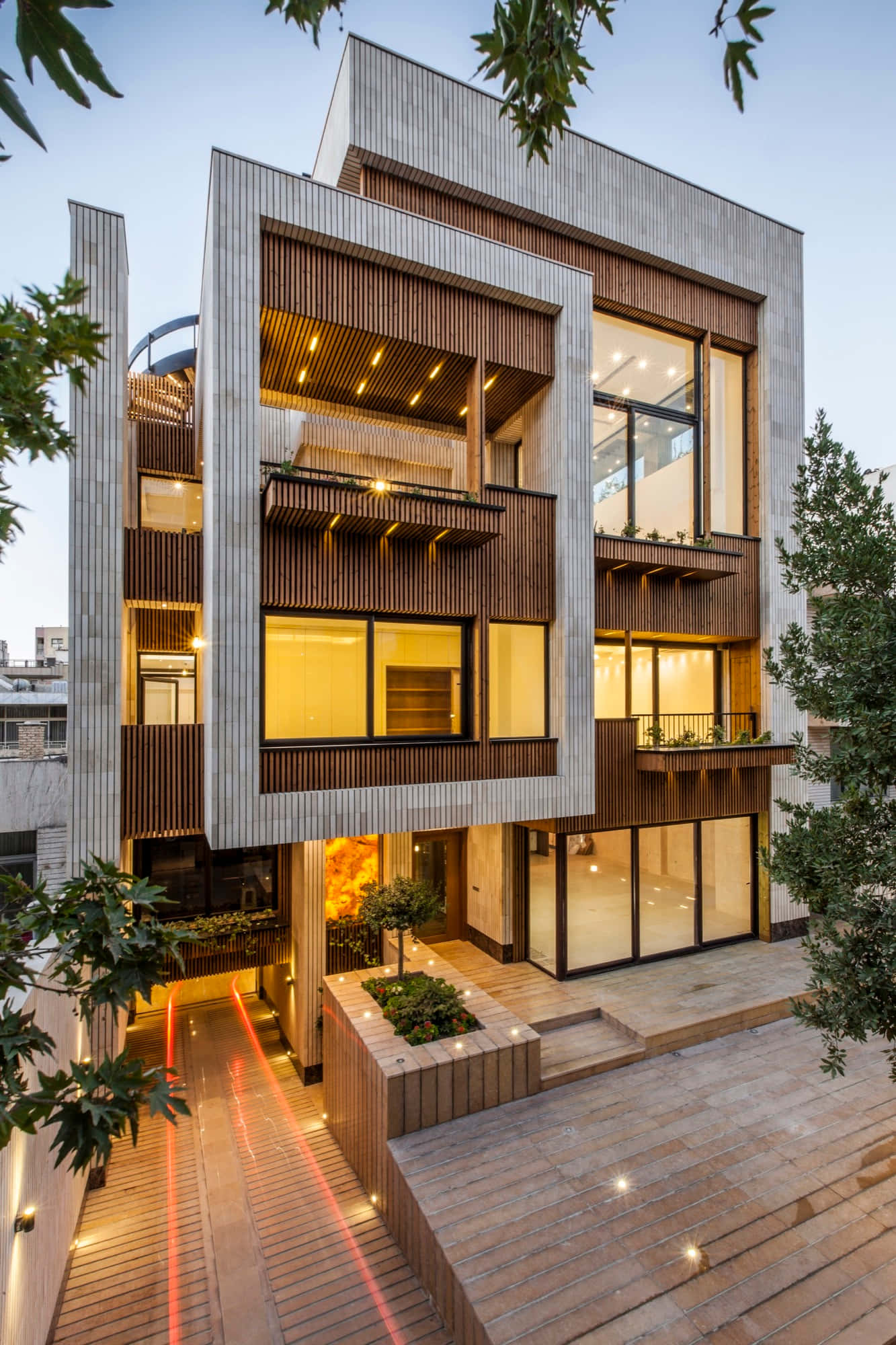 建築 桌布 壁紙 — 現代木質混凝土房屋，窗戶發光，黃昏時有紅色光跡。