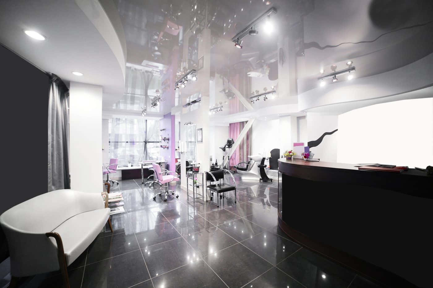 Beauty Salon 桌布 壁紙 — 現代沙龍，擁有光澤黑色地板、反射天花板燈光以及明亮聚光燈下的粉紅色椅子。