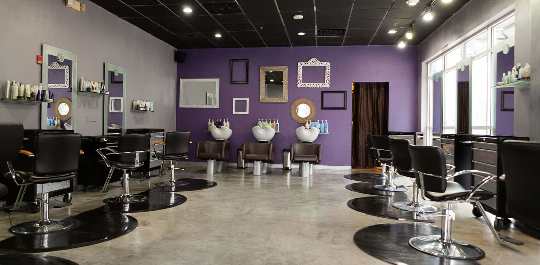Hair Salon 桌布 壁紙 — 現代沙龍，紫色牆壁，黑色椅子，白色洗手盆，明亮天花燈下。