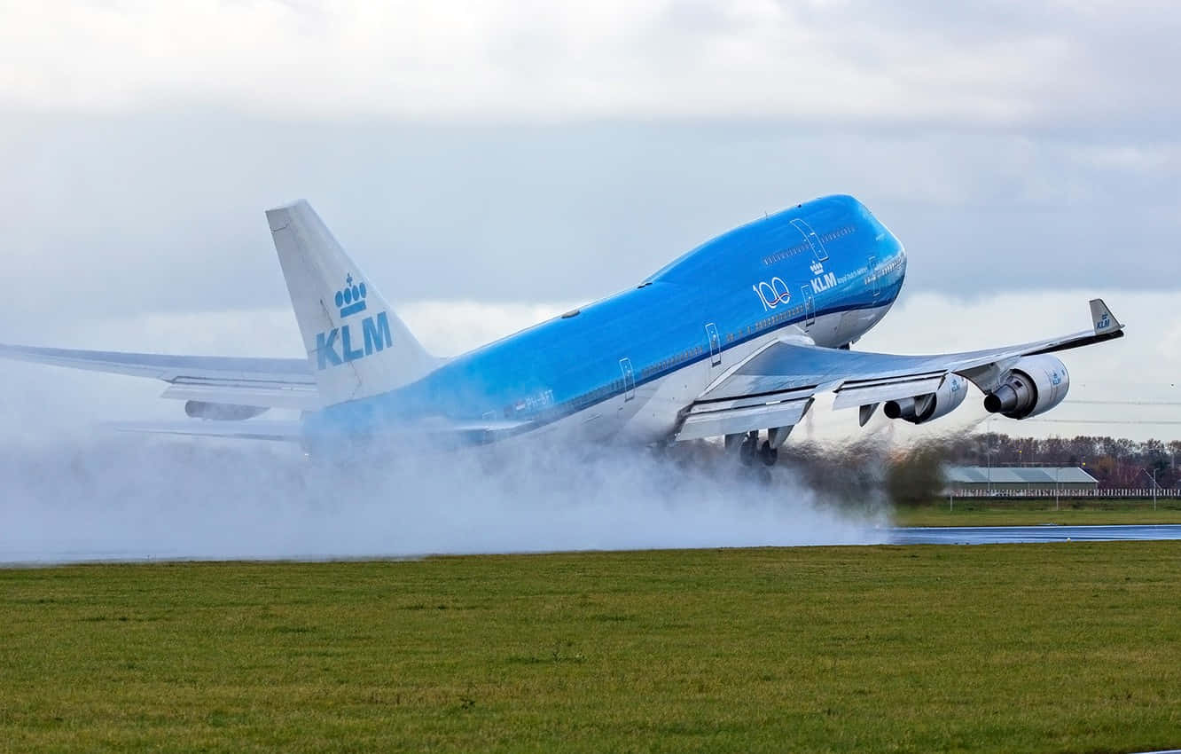 荷蘭皇家航空波音747起飛，引擎冒出滾滾濃煙。