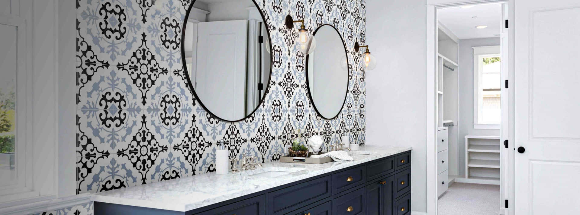 現代浴室，設有海軍藍梳妝台、白色大理石檯面和圖案壁紙。