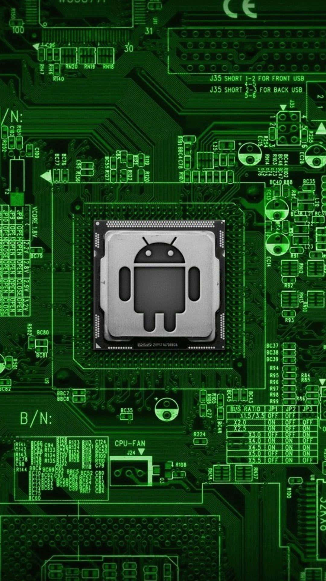 中央有Android吉祥物晶片的綠色電路板。