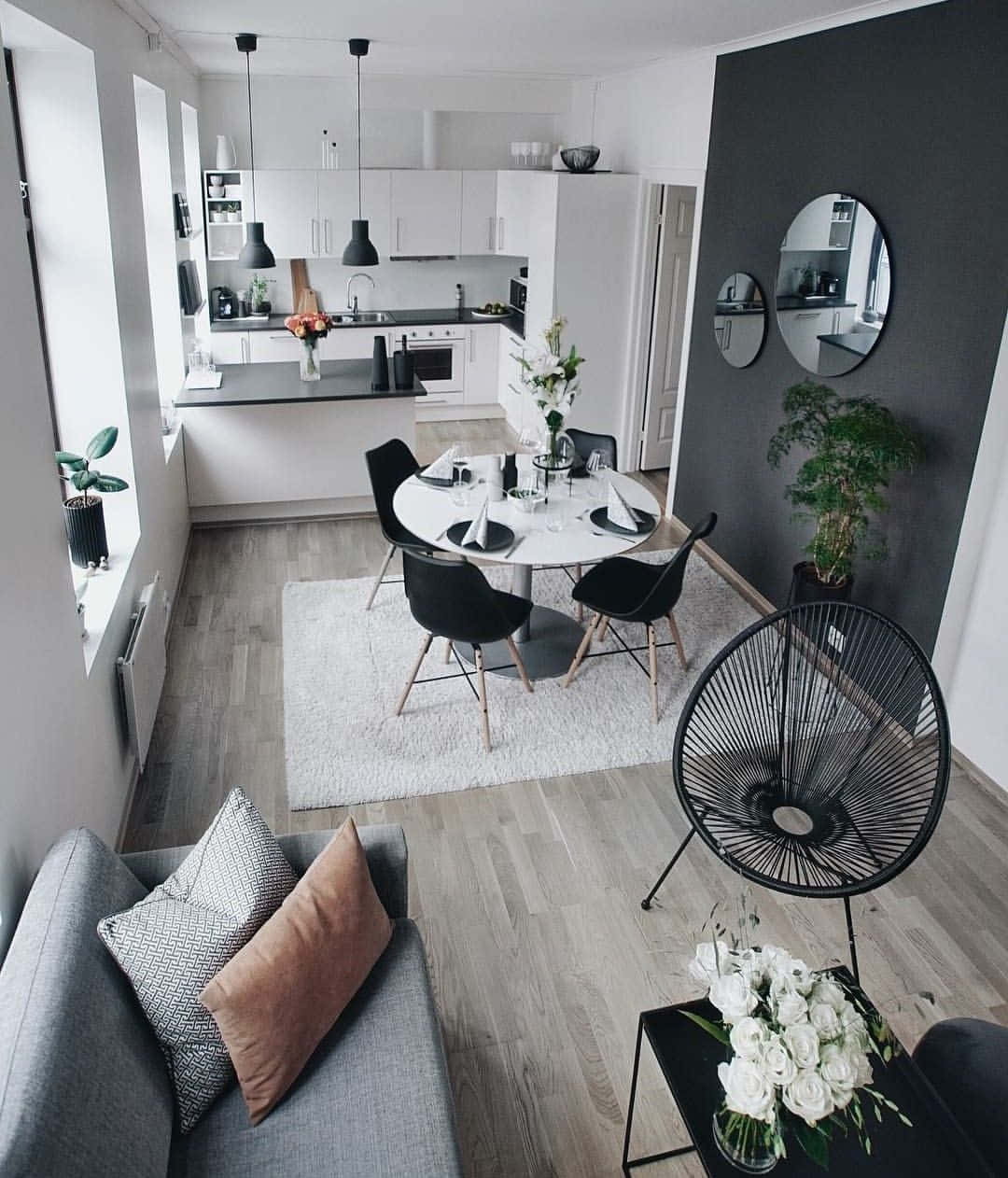 Minimalist Design 桌布 壁紙 — 現代簡約公寓室內設計，灰色牆壁、黑色椅子、白色桌子及木地板。