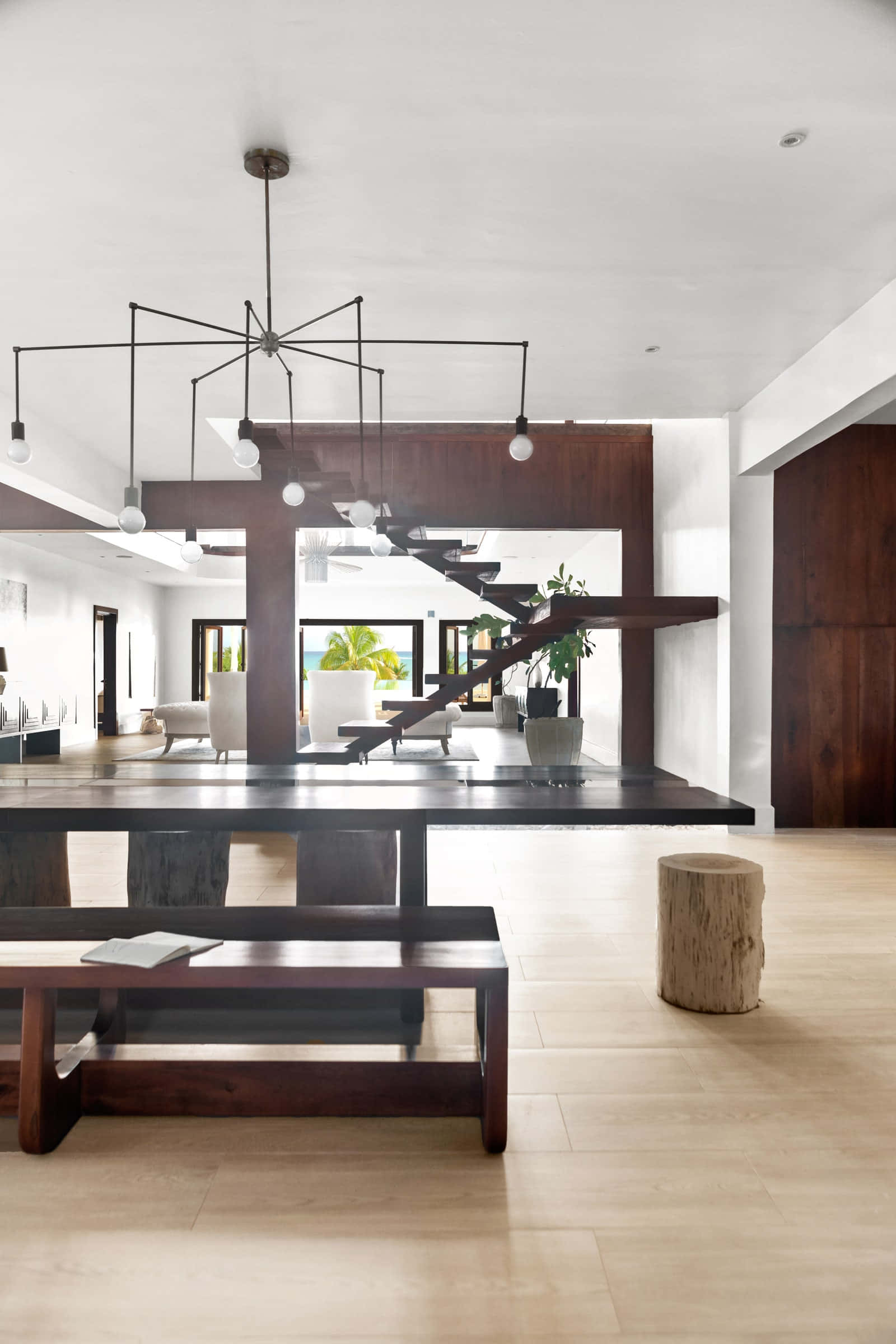 Minimalist Architecture 桌布 壁紙 — 現代簡約室內設計，深色木樓梯和桌子與淺色地板和白色牆壁形成對比。