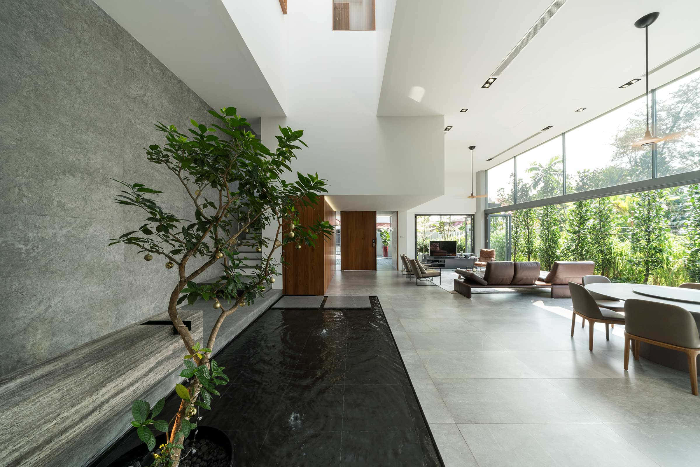 Minimalist Architecture 桌布 壁紙 — 現代簡約風格的起居空間，配有光滑的混凝土牆、長形反射水景，以及落地窗框出茂密的綠意。