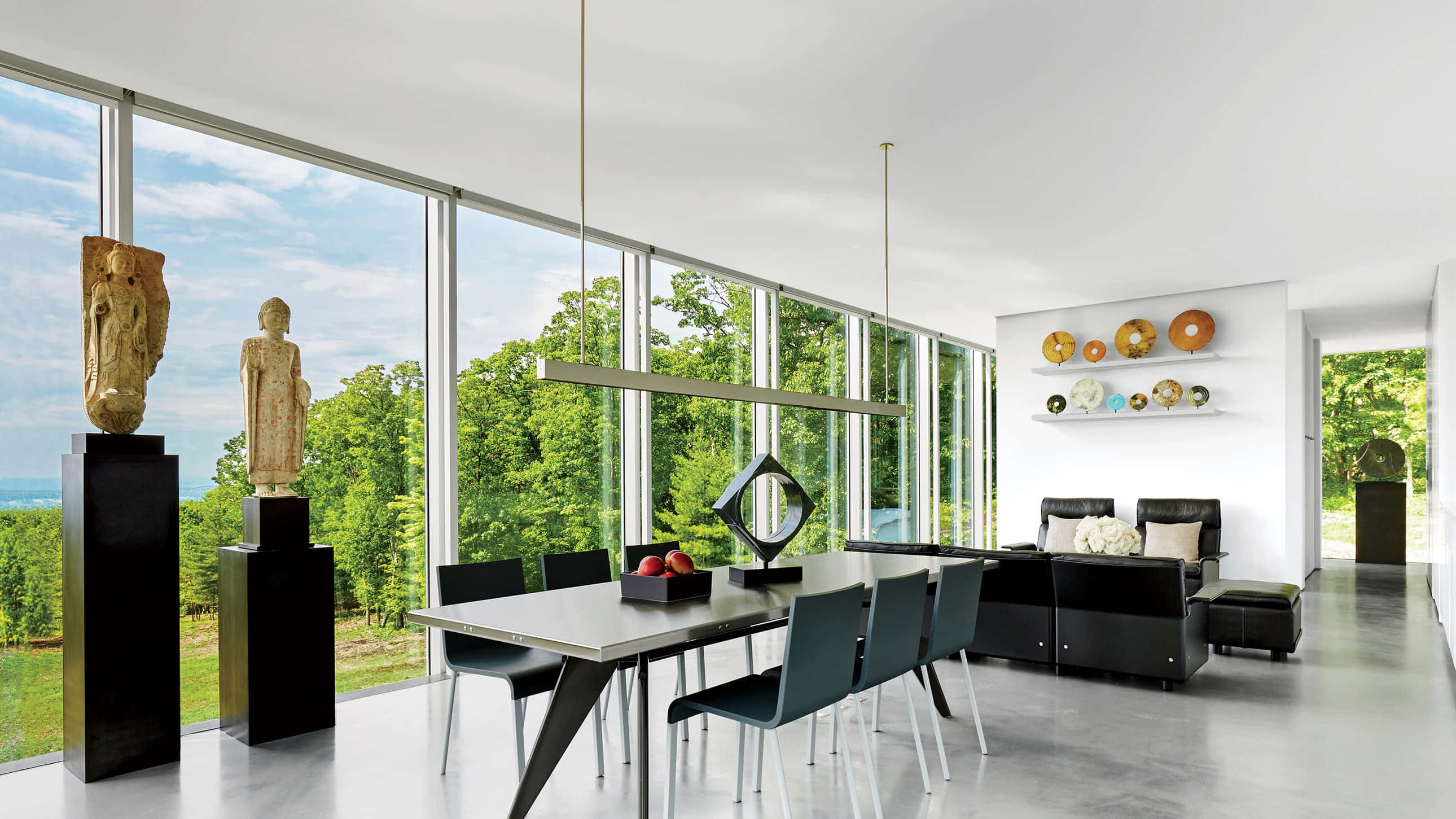 Interior Design 桌布 壁紙 — 現代簡約風格的飯廳，設有落地窗，可欣賞茂密的綠樹和遠處的水景。