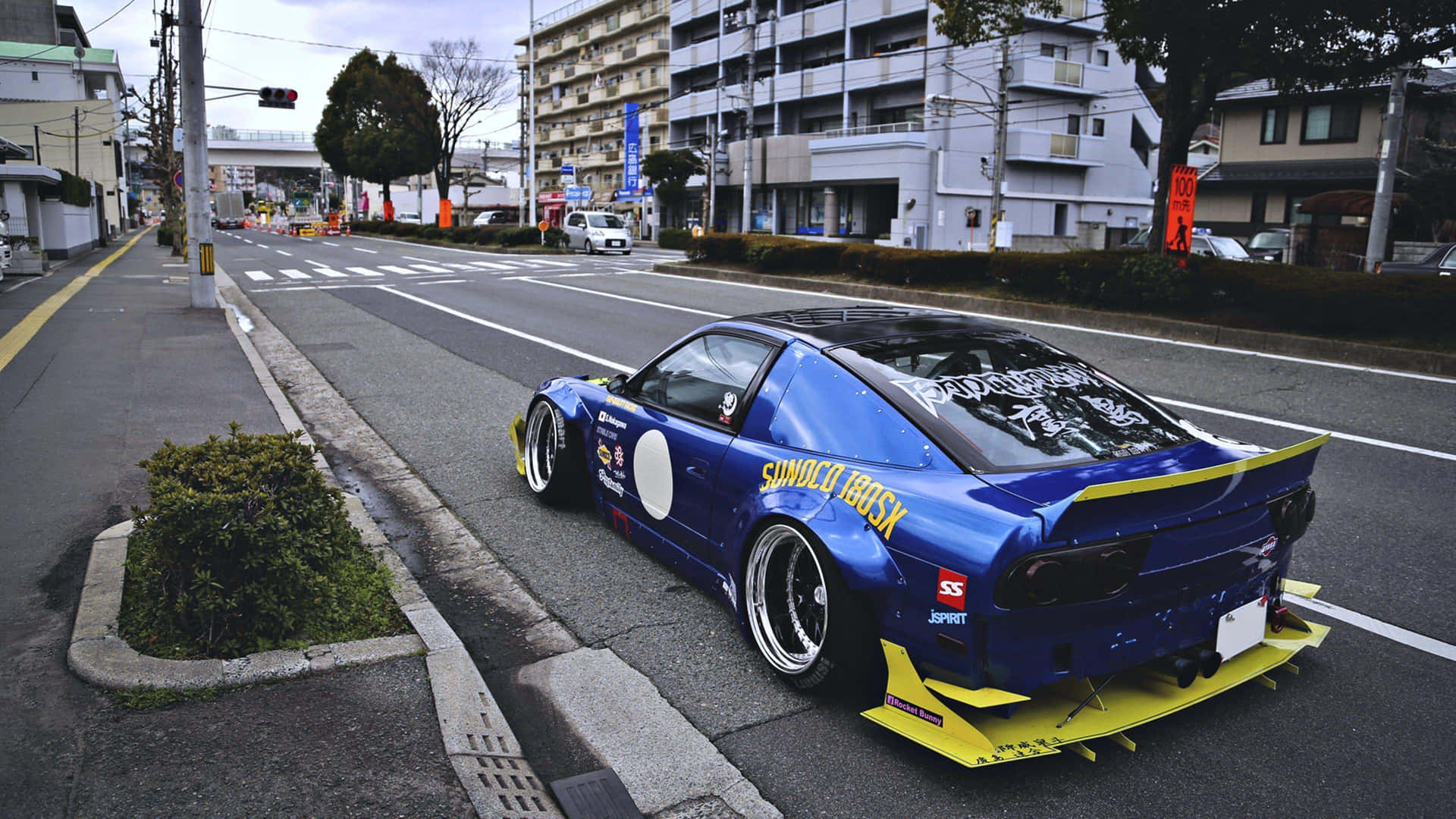 定製藍黃色跑車停泊在城巿街道上。