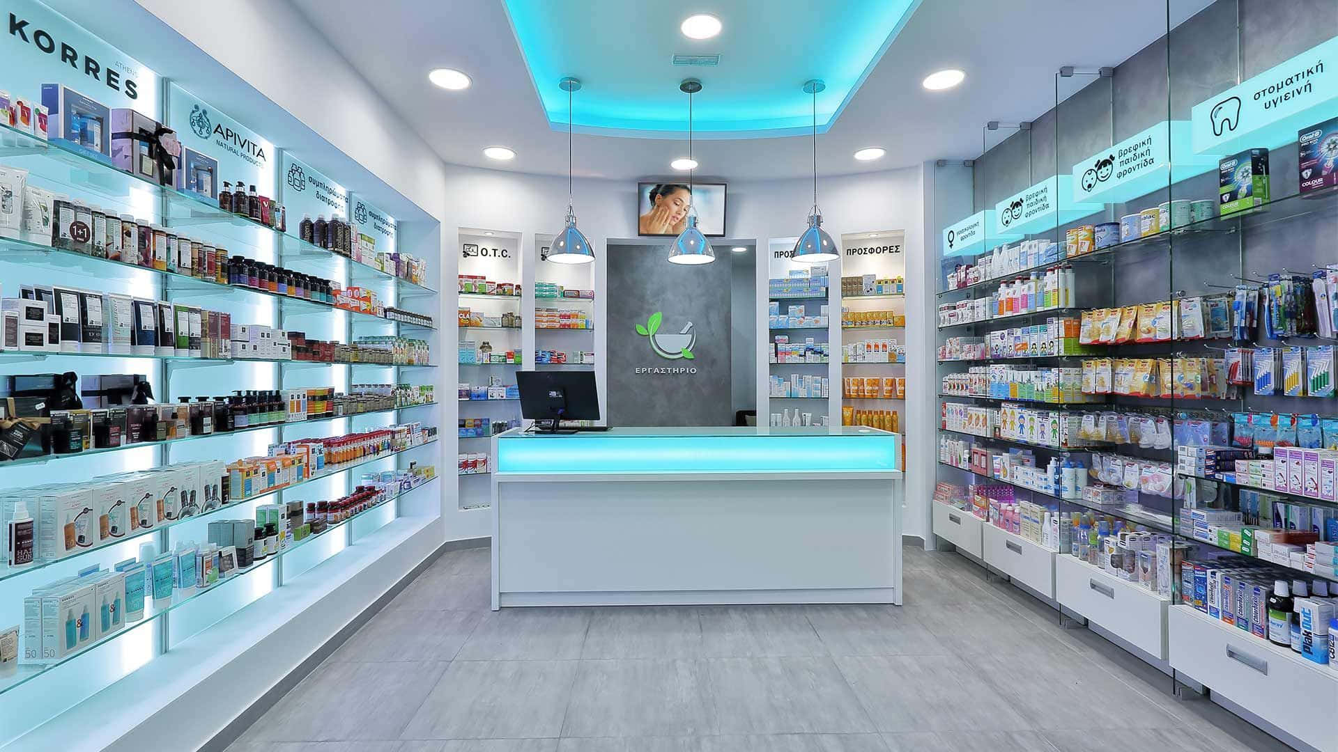 Shop 桌布 壁紙 — 現代藥房內部，明亮的藍色燈光照亮擺滿健康產品的貨架和中央的白色櫃檯。