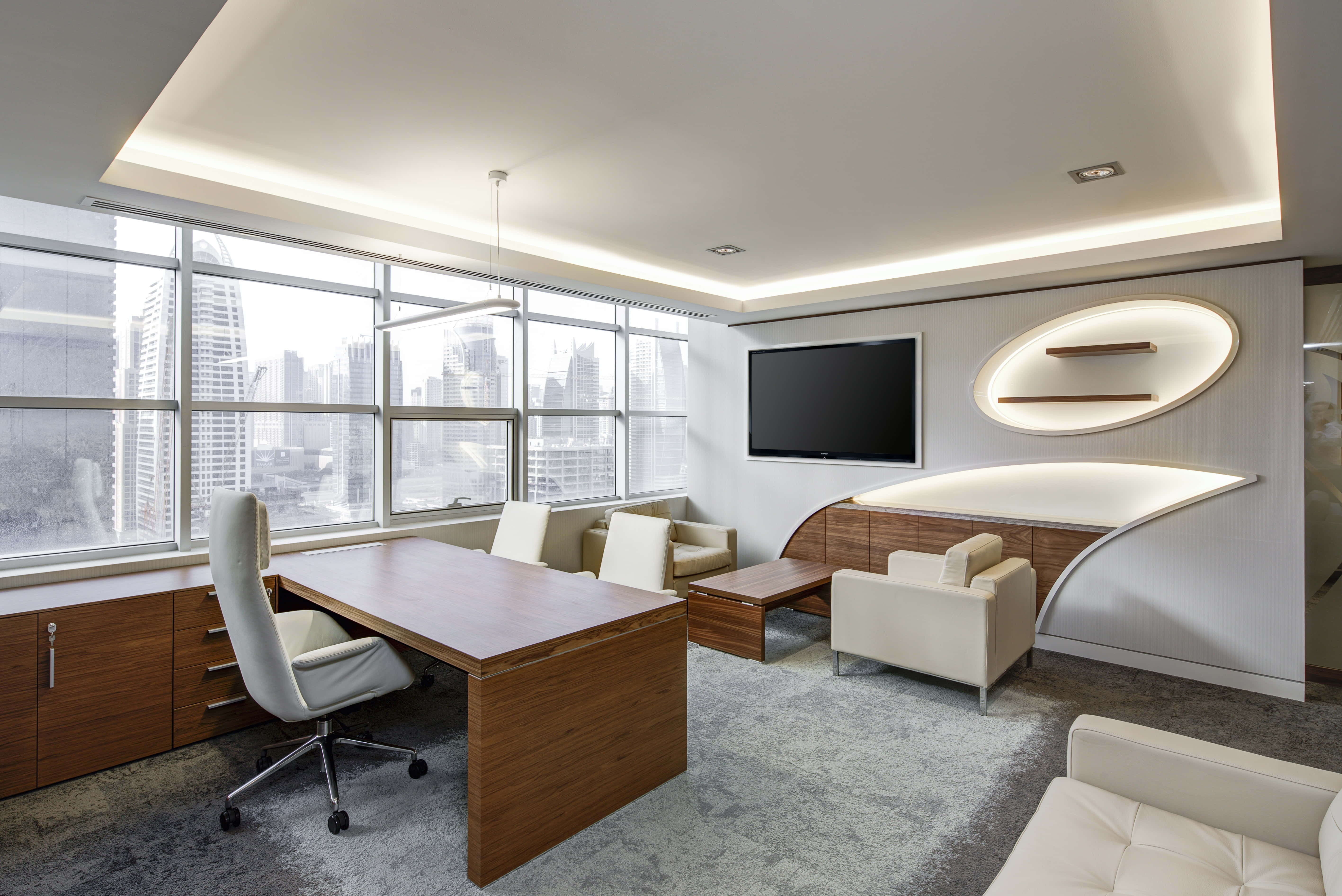 Office Decoration 桌布 壁紙 — 現代行政辦公室，配備時尚木桌、白色椅子，以及可俯瞰城市天際線的落地窗。