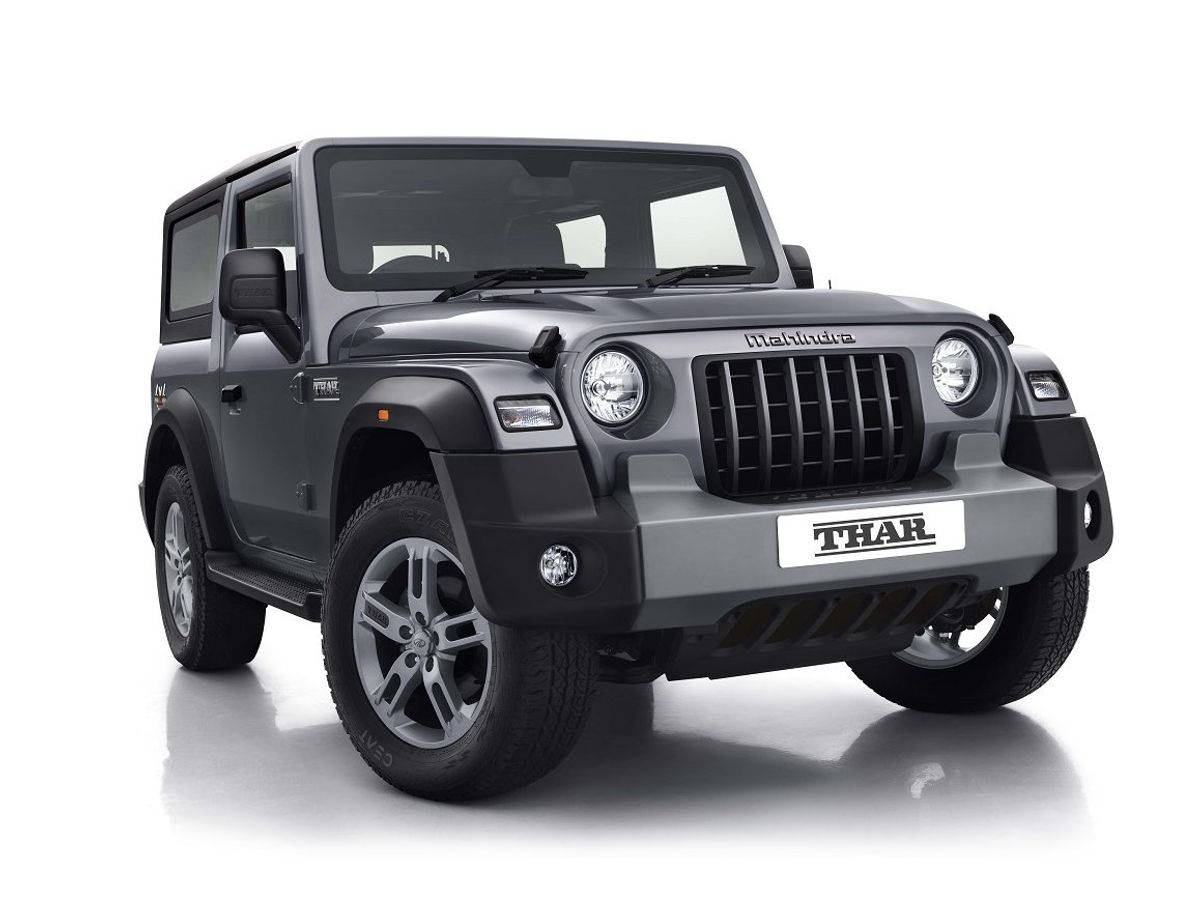 啞光灰色Mahindra Thar SUV在攝影棚中，地板反射