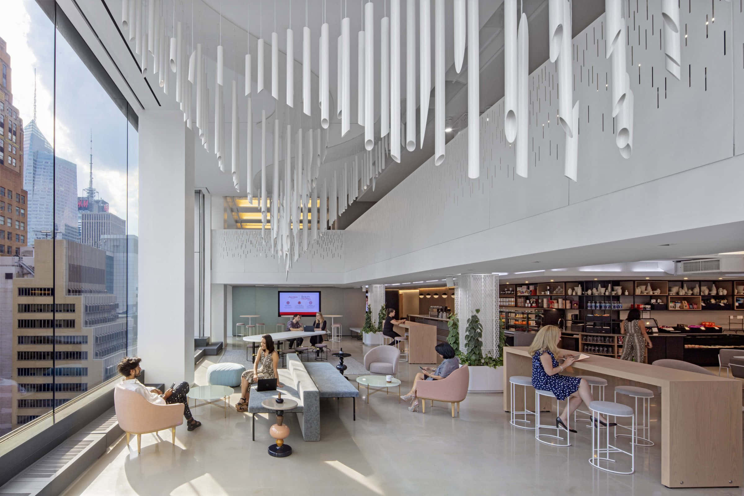 Interior Design 桌布 壁紙 — 現代都市休息室，配有白色雕塑天花板燈具和可俯瞰城市摩天大樓的大窗戶。