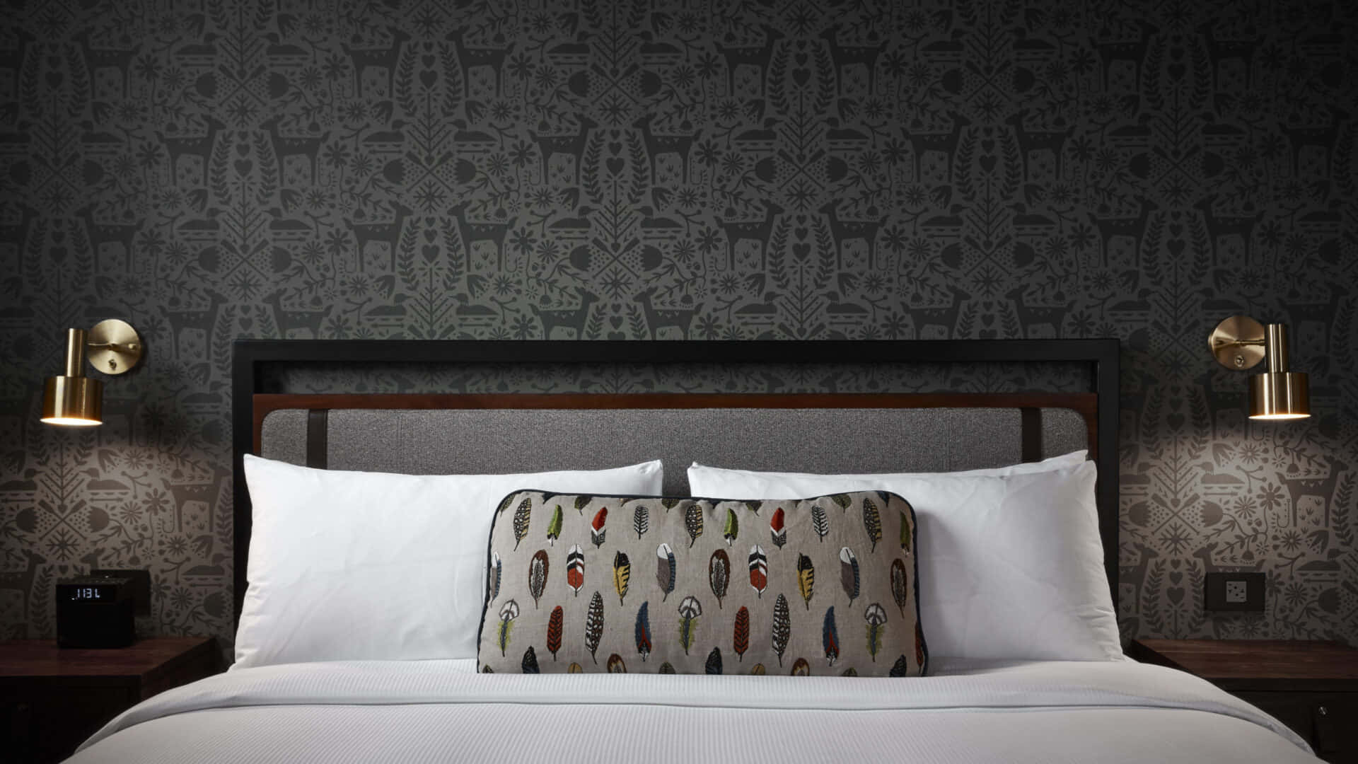 現代酒店套房 - Hewing Hotel 壁紙 — 現代臥室配有一張白色床單和羽毛圖案枕頭的床，背景是深灰色華麗壁紙。