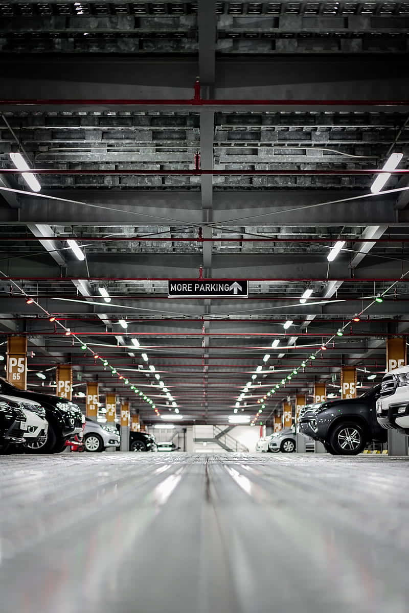 設有汽車和方向標誌的地下停車場。