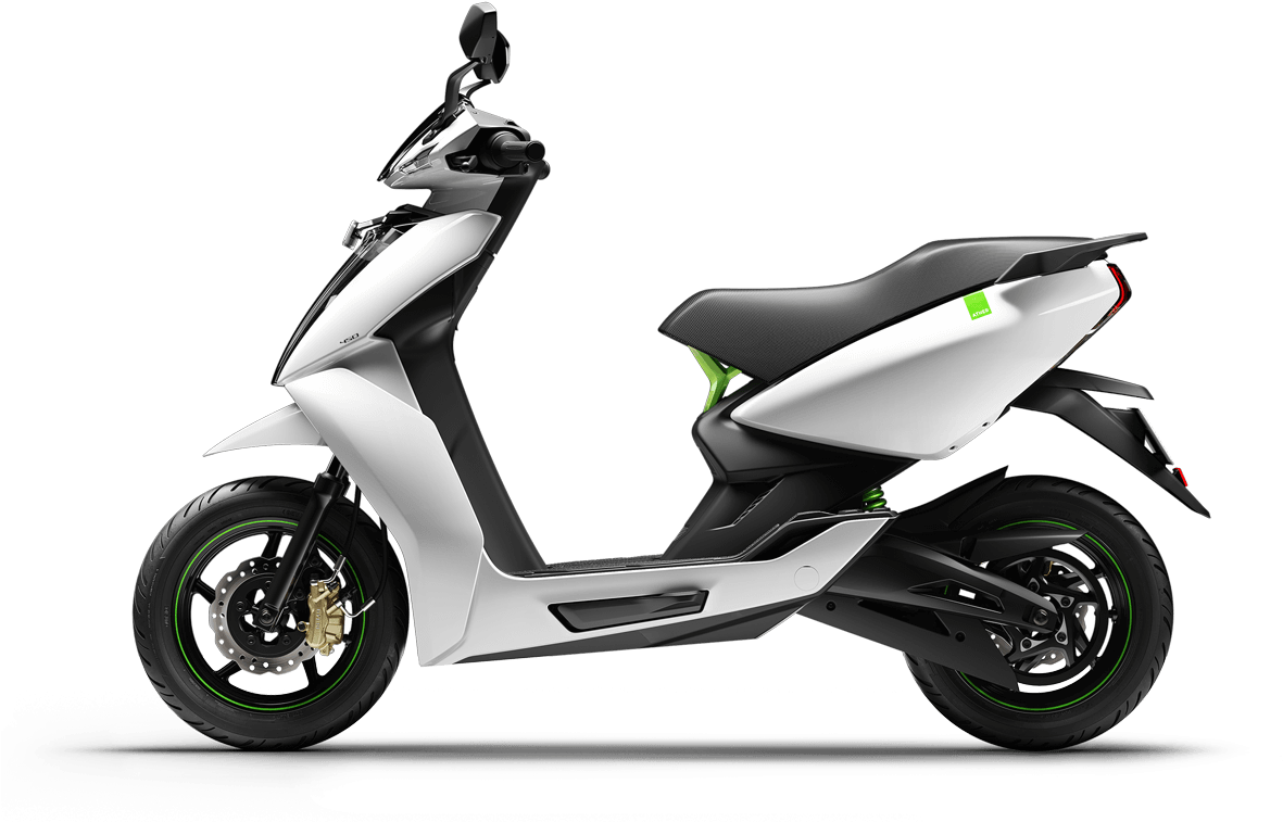 現代電動滑板車側面視圖 壁紙 — 一部時尚的白色和黑色電動滑板車，帶有綠色點綴，孤立地立在黑色背景的深色工作室地板上。