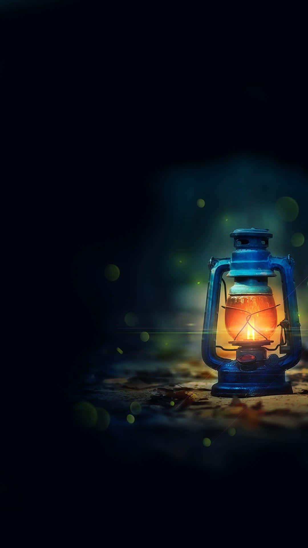 現代風格的強烈深色壁紙 壁紙 — 發光的藍色燈籠在黑暗的夜晚背景下投射出溫暖的光芒，帶有柔和的散景和落葉。