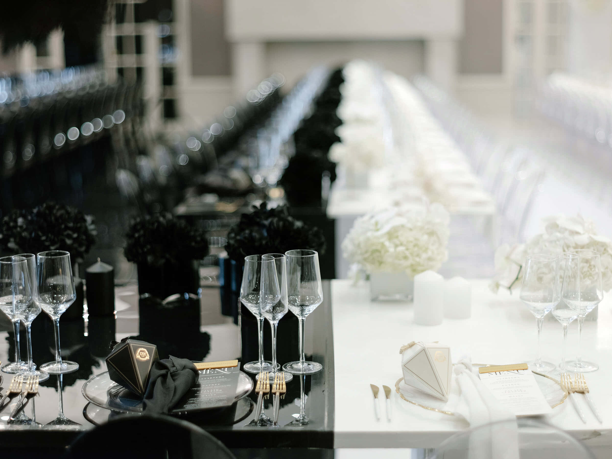 Black And White Wedding 桌布 壁紙 — 現代餐廳中優雅的黑白宴會桌，擺放著玻璃器皿、蠟燭和花卉佈置。