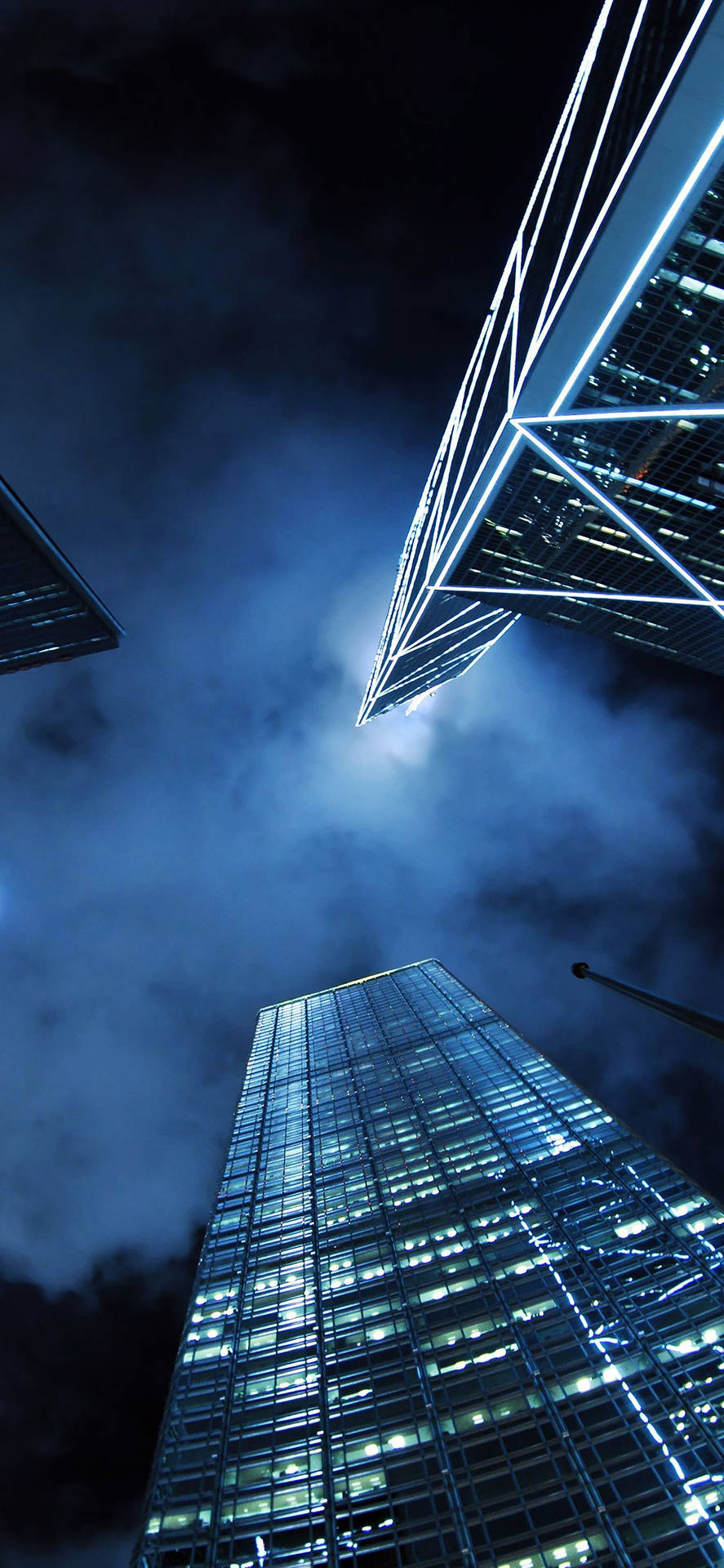 多雲天空下照亮摩天大樓的夜景