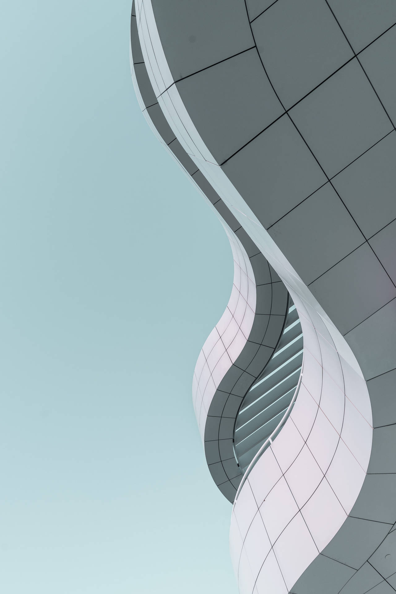 時尚現代建築，彎曲面板，淡藍色天空