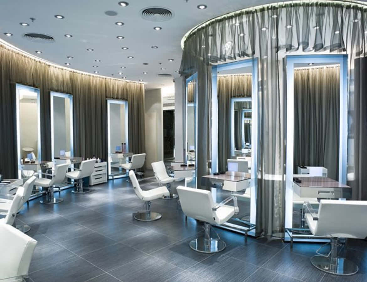Hair Salon 桌布 壁紙 — 現代髮廊，配有白色椅子和鏡子，位於明亮的吊燈和灰色瓷磚地板下。