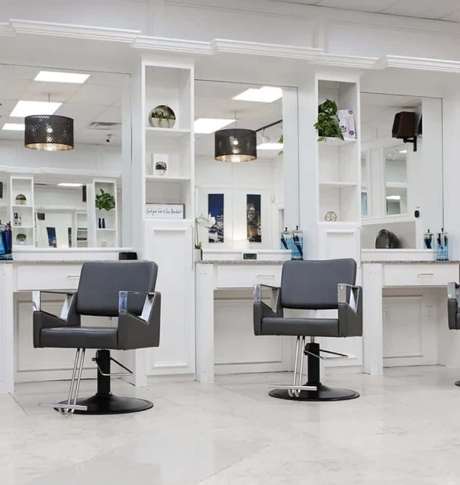 Hair Salon 桌布 壁紙 — 現代髮廊，配有白色櫥櫃、黑色造型椅和掛燈，在鏡子中反射。