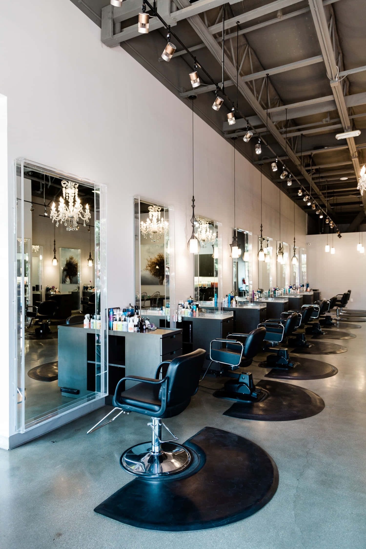 Hair Salon 桌布 壁紙 — 現代髮廊，配有黑色椅子和鏡子，工業照明和裸露的天花板橫樑。