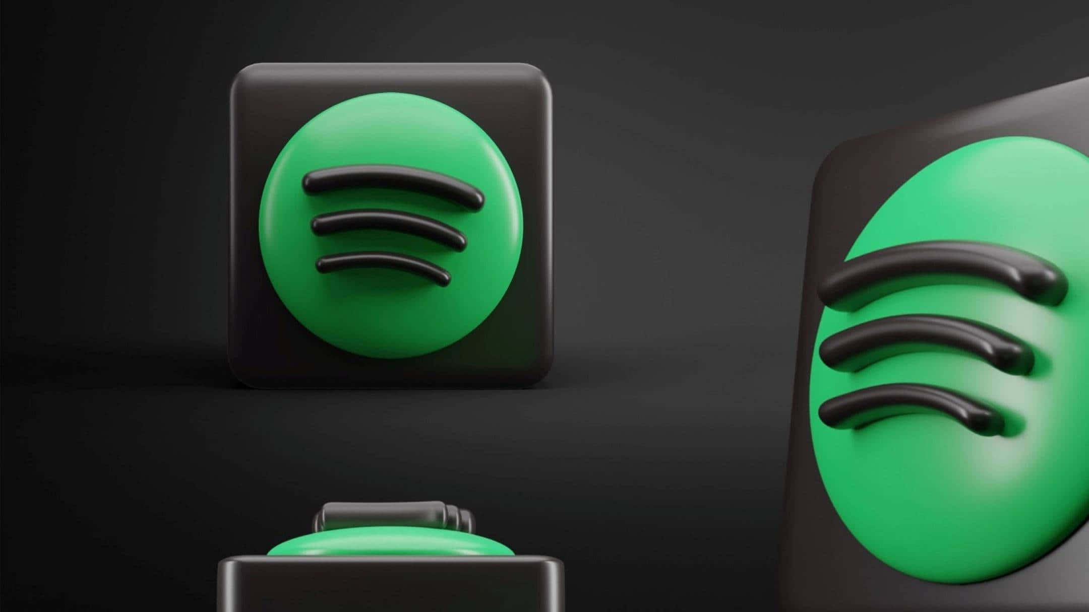 現在可透過Spotify在任何地方同步音樂與播客 壁紙 — 三個帶有光澤的Spotify標誌，以鮮綠色和黑色呈現，漂浮在深色漸變背景上。