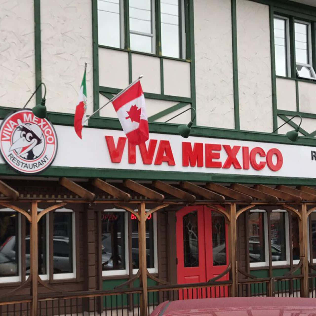 Viva Mexico 餐廳，加拿大和墨西哥國旗在紅色門上方飄揚。