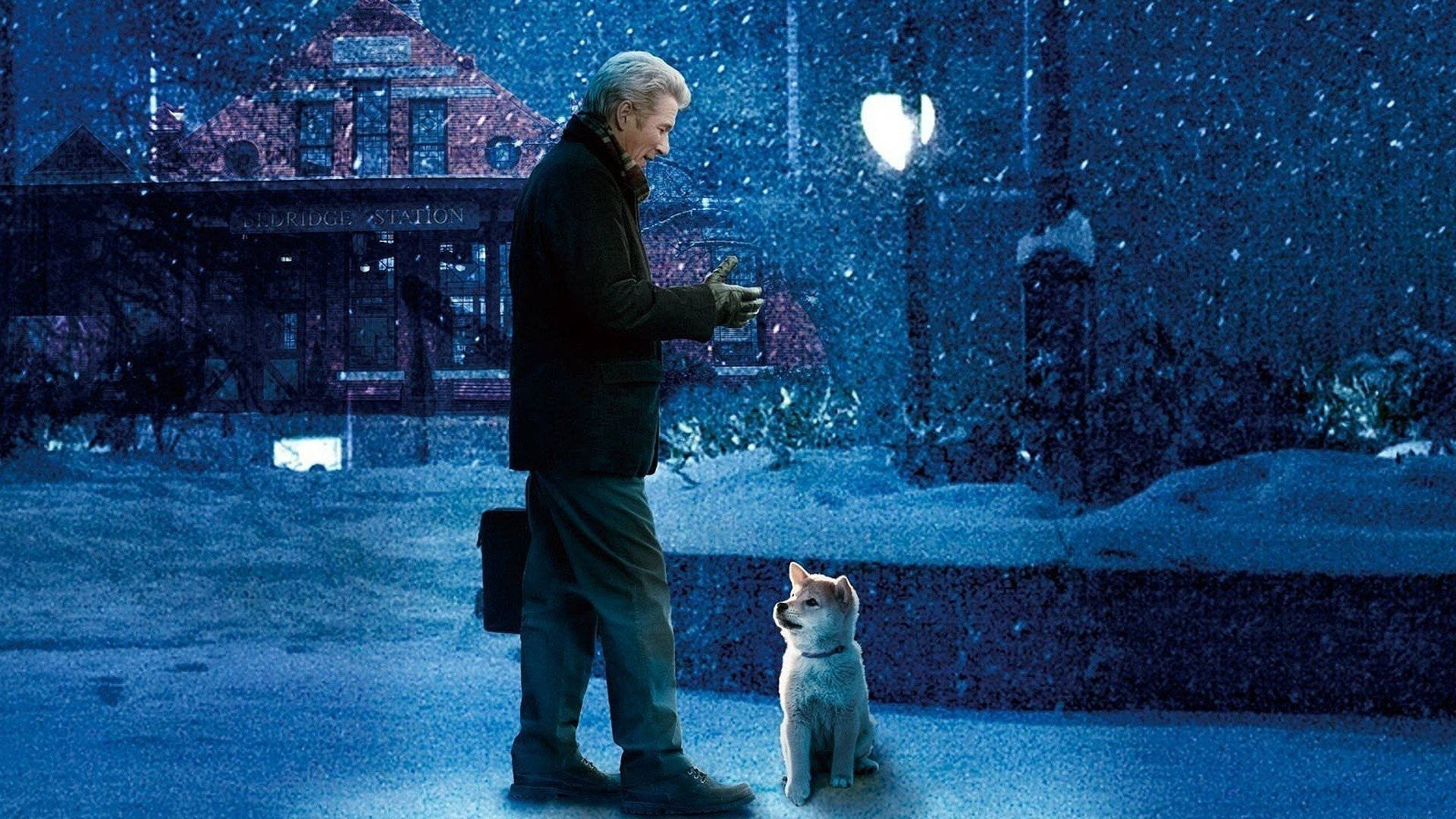 理查·基爾雪中照 壁紙 — 一位年長男子站在雪夜的街道上，在發光的街燈下向旁邊的小狗伸出手。