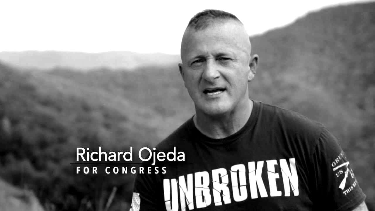 Richard Ojeda 在戶外穿著競選T恤的黑白照片。