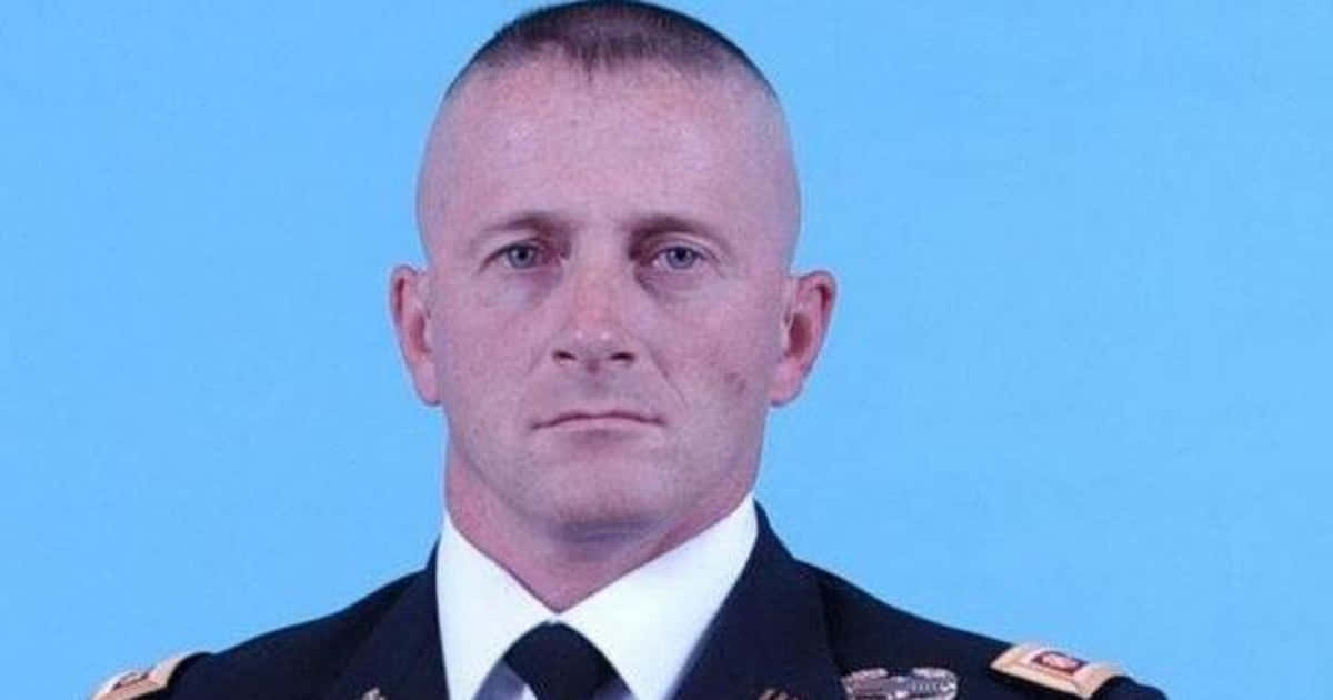 軍官穿著制服，在藍色背景前表情嚴肅