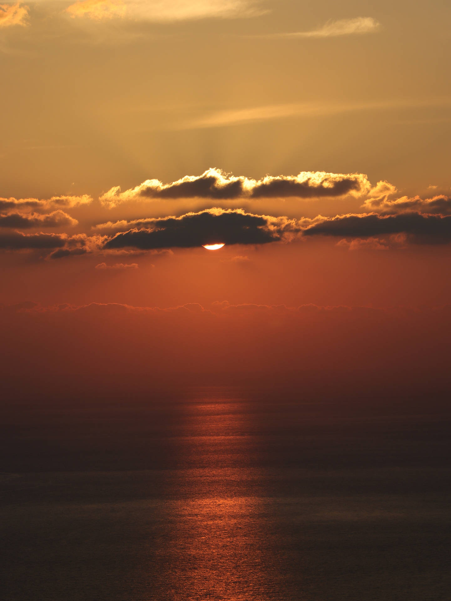 海上日落，有雲和水面上的金色倒影