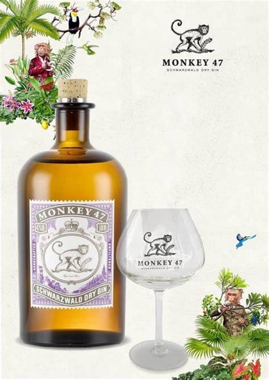 Monkey 47氈酒瓶和酒杯，帶有叢林主題藝術品。