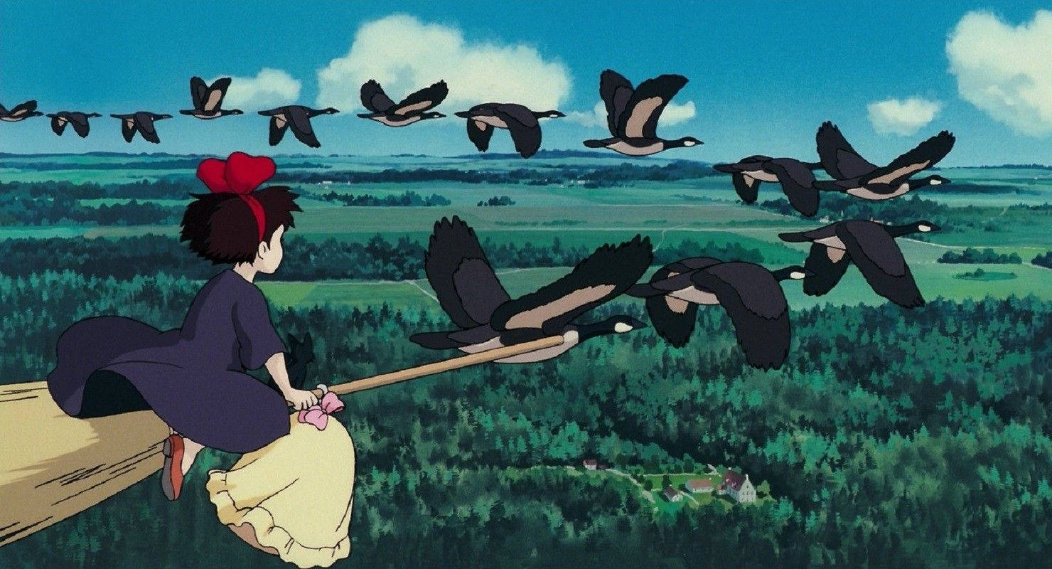 女孩騎掃帚飛越森林，天空有鵝