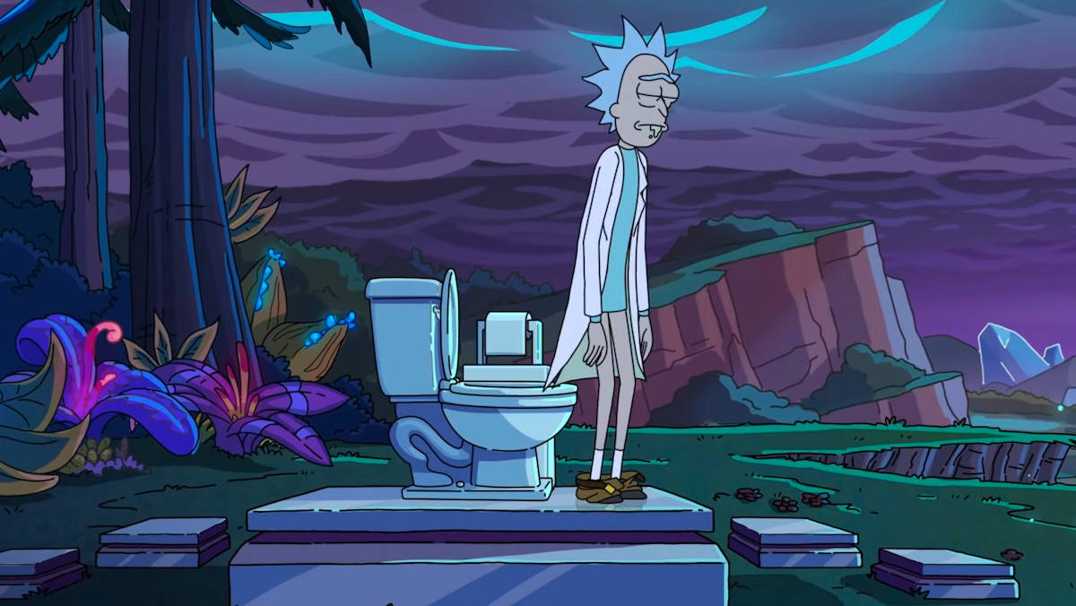 Rick Sanchez 喺暮色中嘅奇幻外星景觀中企喺廁所旁邊。