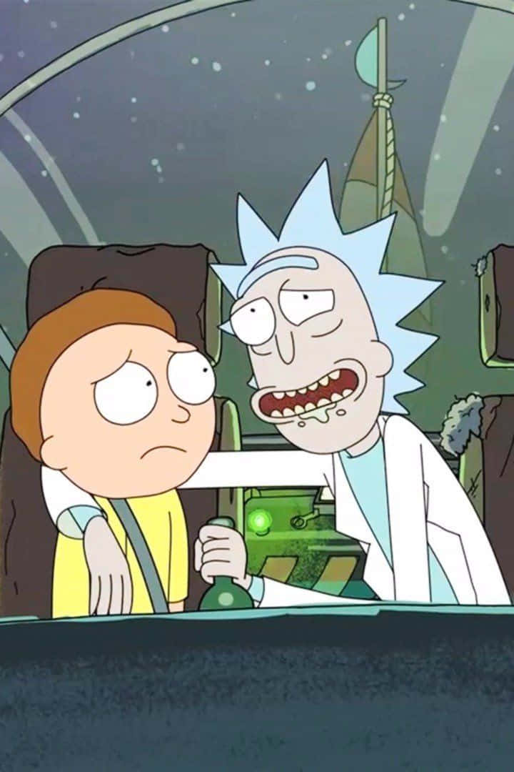Total Rickall 桌布 壁紙 — 瑞克和莫蒂坐在太空船駕駛艙，瑞克咧嘴狂笑，手持發光綠色瓶子。