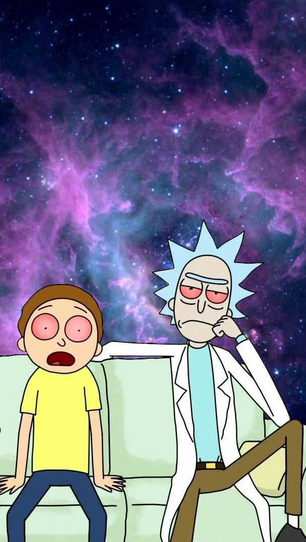 瑞克和莫蒂坐在宇宙星雲前的沙發上。