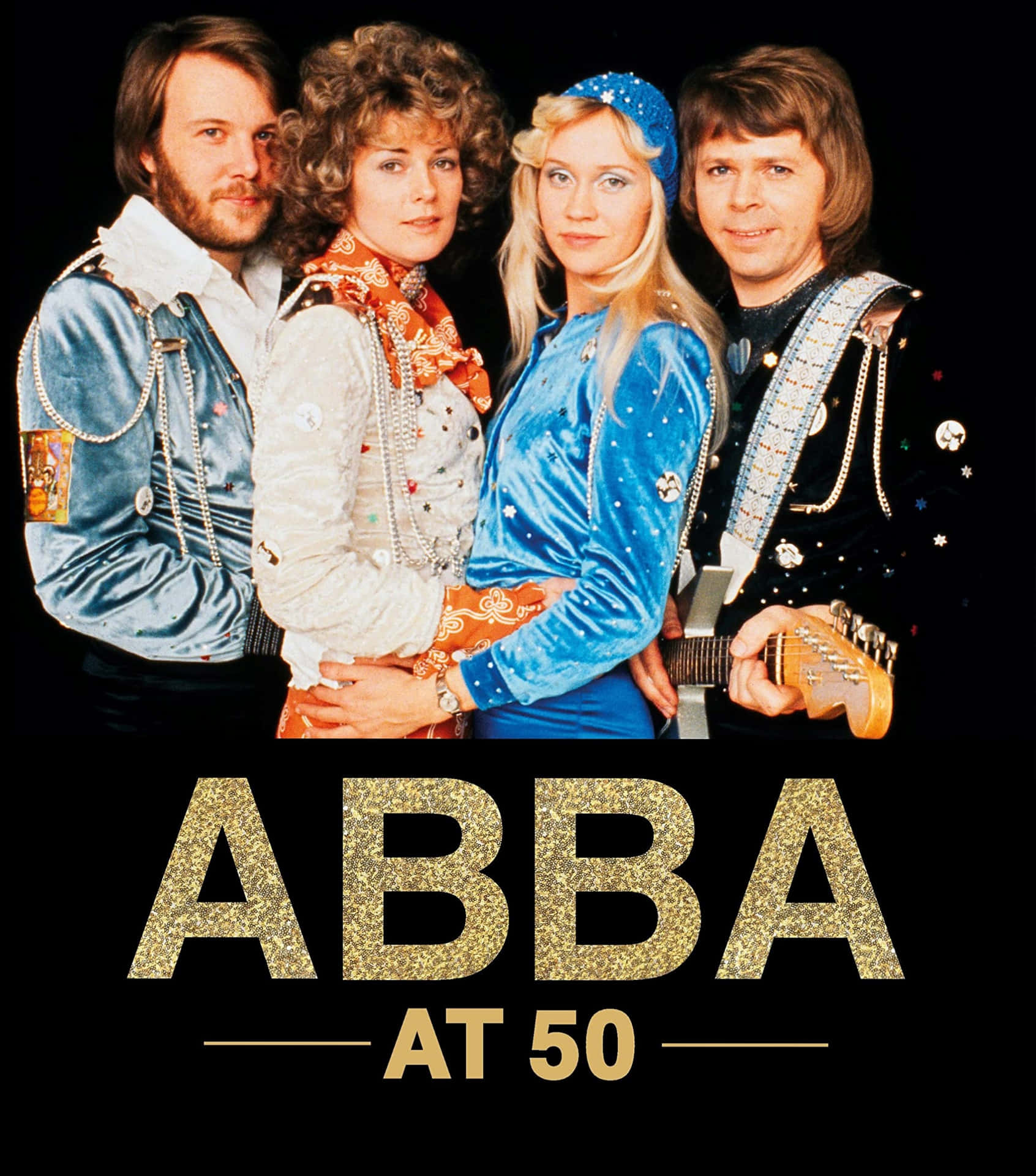 ABBA 樂隊成員穿著華麗的70年代服裝，為「At 50」週年照片擺姿勢。