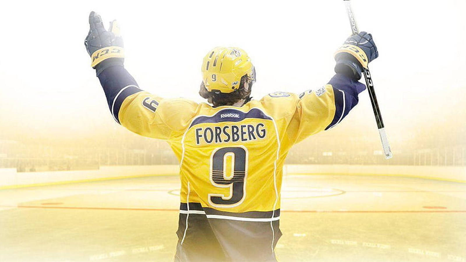 冰球運動員Forsberg在冰上高舉雙臂慶祝勝利。