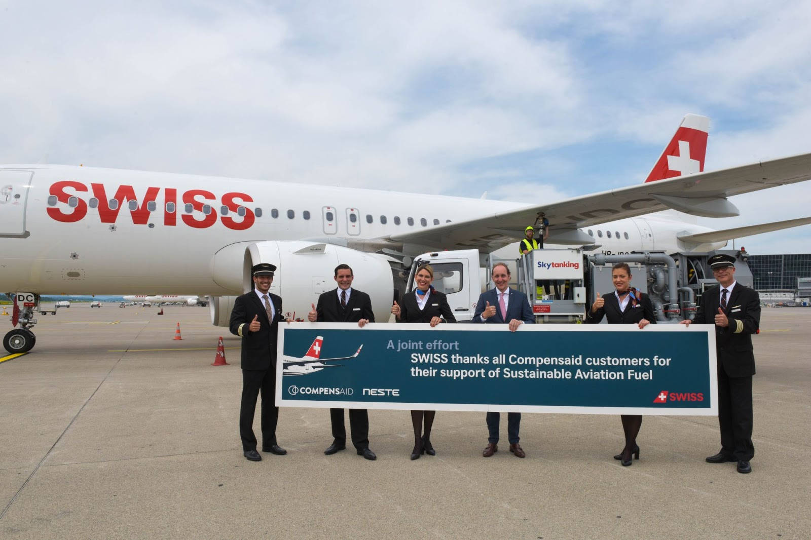SWISS 員工及合作夥伴在機場慶祝對可持續航空燃料的支持。